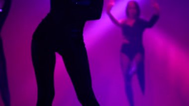 insanlar gece kulübünde dans siluetleri