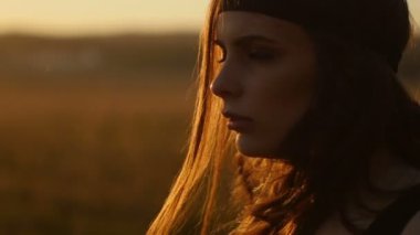 Gün batımında alanında poz kız