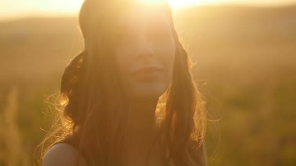 Menina posando ao pôr do sol no campo — Vídeo de Stock