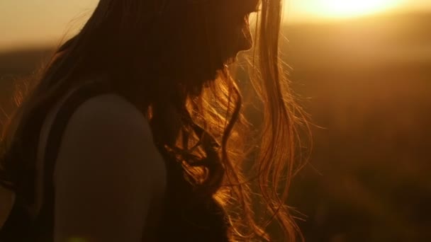 Chica posando al atardecer en el campo — Vídeos de Stock