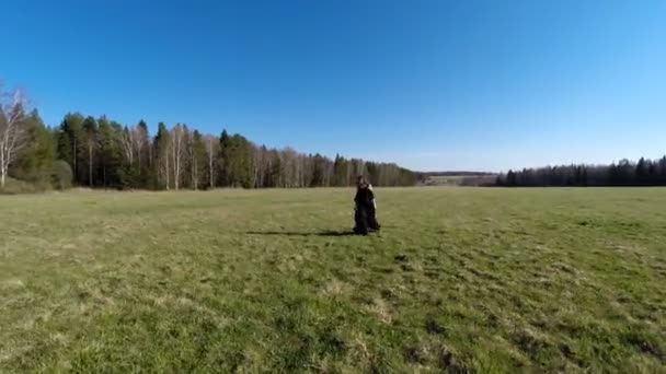 Het meisje loopt over het veld. Luchtfoto — Stockvideo