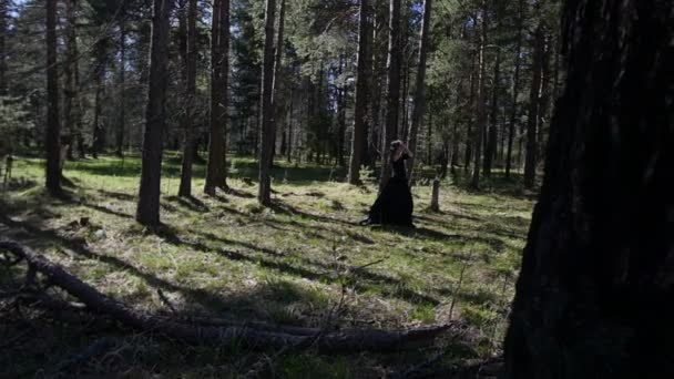 Красива дівчина проходить через ліс. Повільний рух — стокове відео