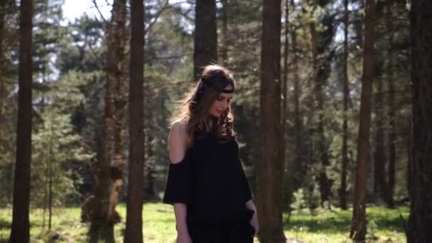 A beautiful girl walks through the woods — Stock Video