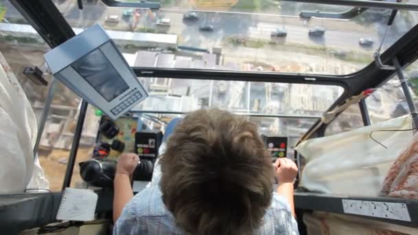La vista desde la cabina de los conductores de una grúa de construcción — Vídeos de Stock
