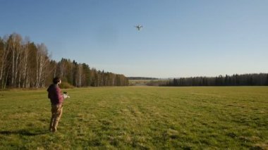 Bir adam bir dron alanındaki kontrol eder.