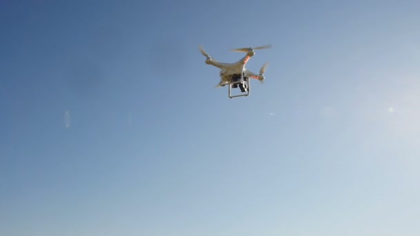 Quadrocopters flyger på himlen — Stockvideo