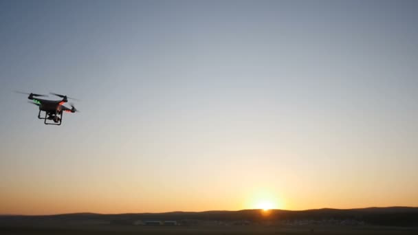 Vol quadrocopter au coucher du soleil — Video