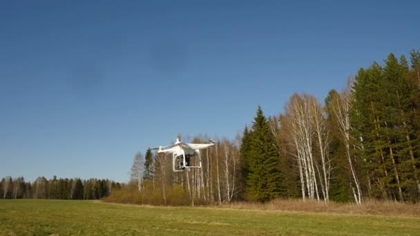 Quadrocopters vliegen in de lucht — Stockvideo