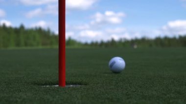 Adam Golf topu çarptı. Golf Sahası