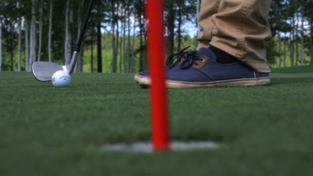 Mannen träffar golfbollen. Golfbana — Stockvideo