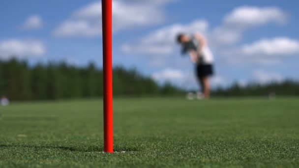 O homem acerta na bola de golfe. Campo de golfe — Vídeo de Stock