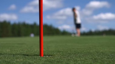 Adam Golf topu çarptı. Golf Sahası