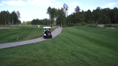 Bir adam ile bir Golf sahasında bir arabaya gidiyor. Görünüm