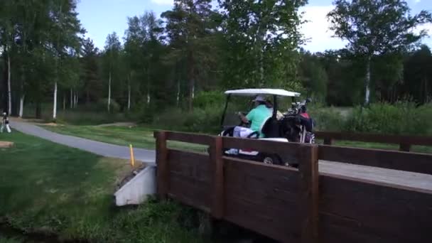 Kilátás nyílik a golfpályára. Autóval a golfpályán — Stock videók