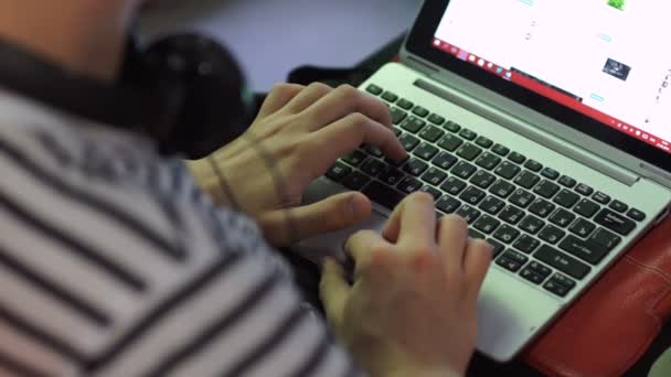 Молодой человек, работающий за компьютером — стоковое видео