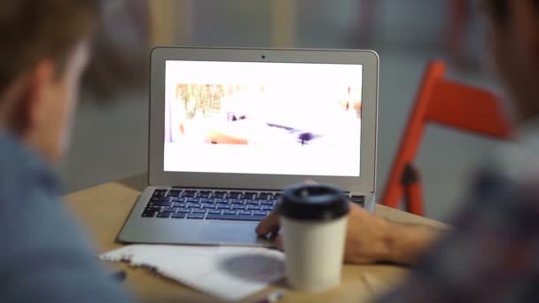 Le jeune homme travaillant à l'ordinateur — Video