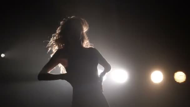 Fille dansant sur le fond des projecteurs. Silhouette — Video