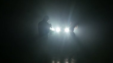 Kız dans ediyor gibi bir adam video çekimleri