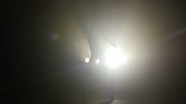 Tutkuyla dans kız. Ağır çekim.