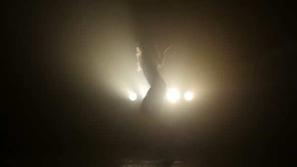 Chica bailando apasionadamente. Movimiento lento . — Vídeos de Stock