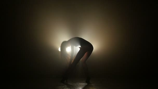 在背景灯上跳舞的女孩的轮廓。慢动作 — 图库视频影像