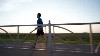 Günbatımında sokakta çalışan çocuklar