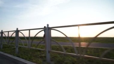 Günbatımında sokakta çalışan çocuklar