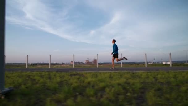 Los chicos corriendo al atardecer en la acera — Vídeo de stock