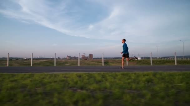 A fiúk, futás a naplemente a járdán — Stock videók