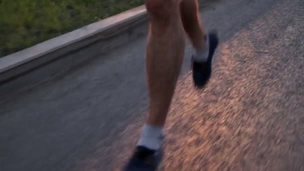 Pumpas upp idrottare mul närbild medan Jogging — Stockvideo