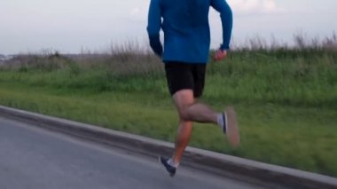 Yol boyunca çalışan genç çocuk