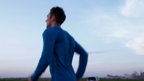 Jovem correndo ao longo da estrada — Vídeo de Stock