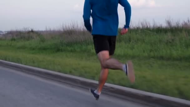 Niño corriendo por el camino — Vídeo de stock