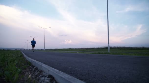 The man athlete running on the sidewalk — Stock Video