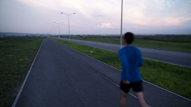 De atleet van de man lopen op de stoep — Stockvideo