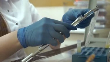 Doktor sperm donör sperm dondurma için hazırlar.