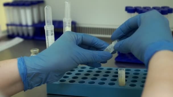 El médico lleva a cabo la manipulación de los donantes de esperma líquido seminal — Vídeo de stock