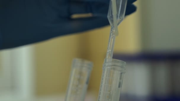 El médico lleva a cabo la manipulación de los donantes de esperma líquido seminal — Vídeos de Stock