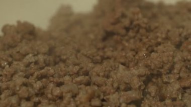 Şef bir tavada sığır eti. 4k