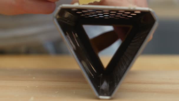 De chef-kok kaas wrijf op een rasp close-up. 4k — Stockvideo