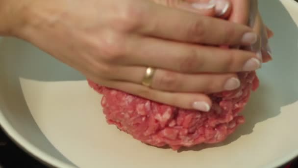 Le chef rôti de bœuf dans une poêle. 4k — Video