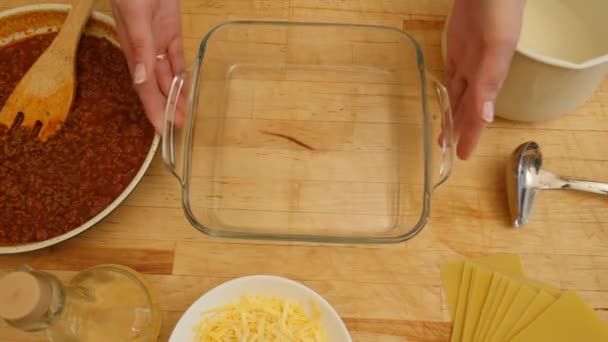 Chef preparando lasaña. 4k — Vídeo de stock