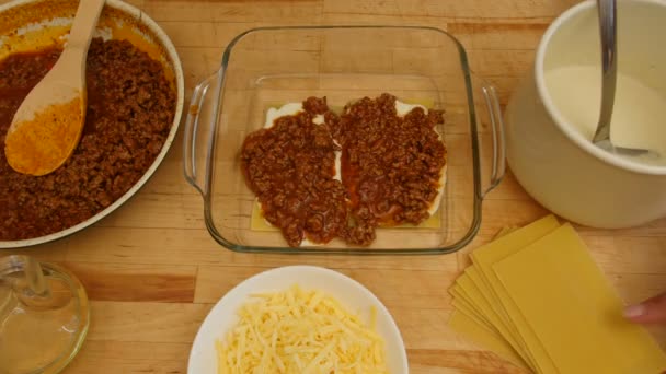 Kocken förbereder lasagne. 4k — Stockvideo