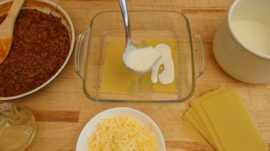 Şef lazanya hazırlanıyor. 4k