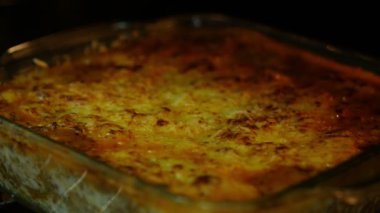 Fırında lazanya yapma süreci. 4k