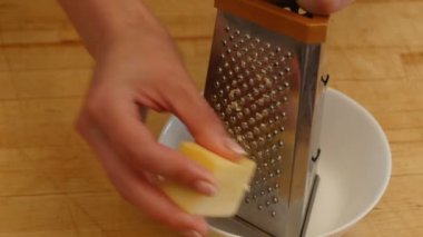 Kadın peynir rende losyonları. 4k