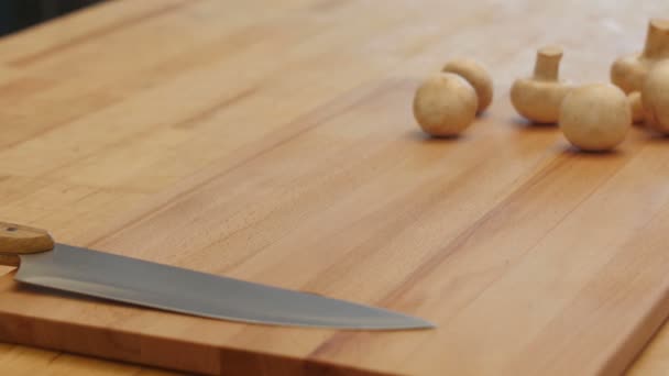 Vrouw chef snijdt paddestoelen op het bord voor julienne. 4k — Stockvideo