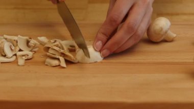 Kadın Şef mantar pano julienne için keser. 4k