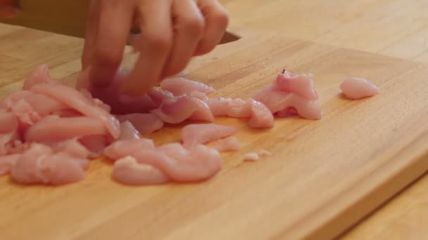 Vrouw chef snijdt de kipfilet voor julienne. 4k — Stockvideo