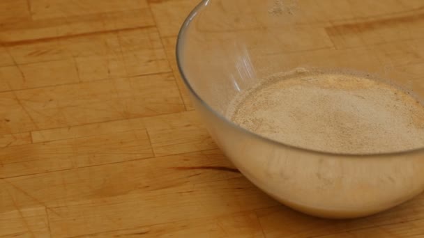 Femme chef prépare la sauce julienne. 4k 